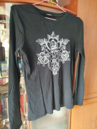 Camiseta Caroll negra con estampado floral