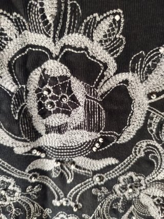 Camiseta Caroll negra con estampado floral
