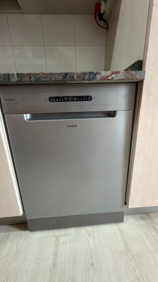 Cocina completa con electrodomésticos y encimera.