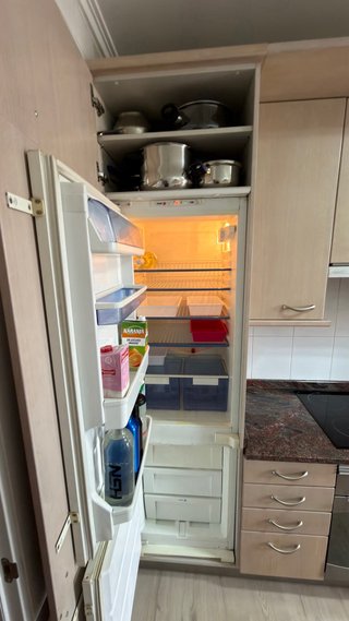 Cocina completa con electrodomésticos y encimera.