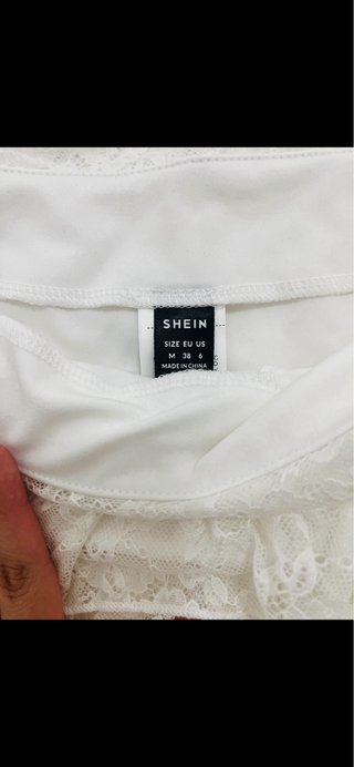 Falda blanca de encaje con volantes