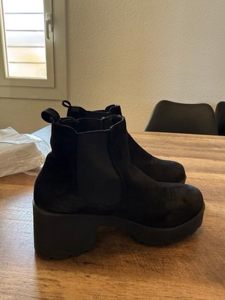 Botines Chelsea negros con elástico