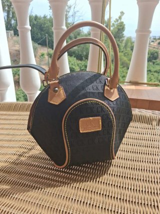 Título: Bolso de Mano Pequeño Nuevo - 24x28 cmDesc