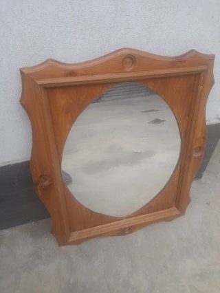 Specchio con cornice in legno ovale