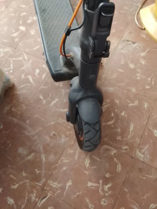 Patinete eléctrico está plásticamente nuevo