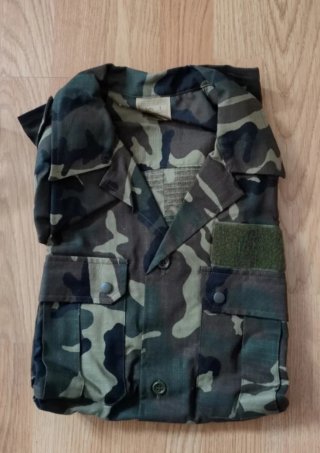 Lote de ropa y artículos militares.
