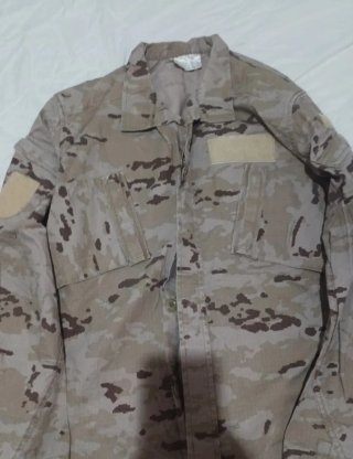 Lote de ropa y artículos militares.