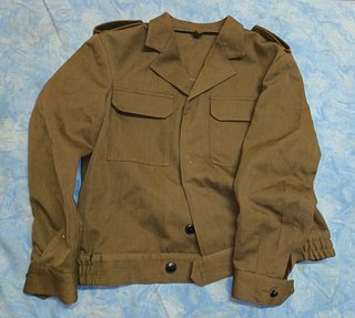 Lote de ropa y artículos militares.