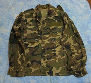 Lote de ropa y artículos militares.