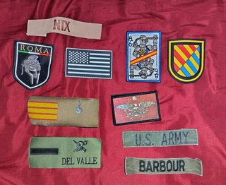 Lote de ropa y artículos militares.