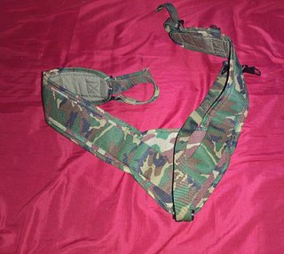 Lote de ropa y artículos militares.