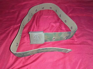 Lote de ropa y artículos militares.
