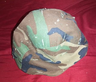 Lote de ropa y artículos militares.