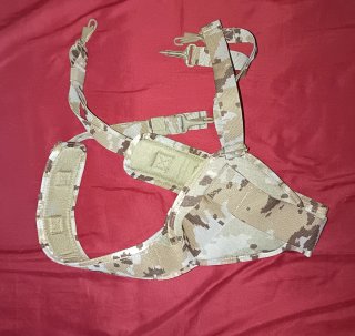 Lote de ropa y artículos militares.