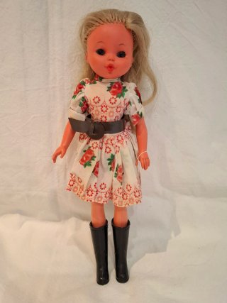Muñeca Core rubia con vestido floral
