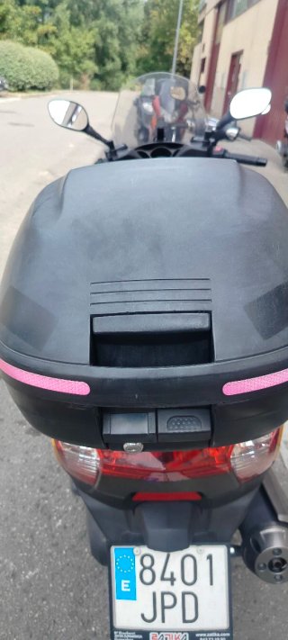Baúl Moto 27L Negro Maxi Scooter