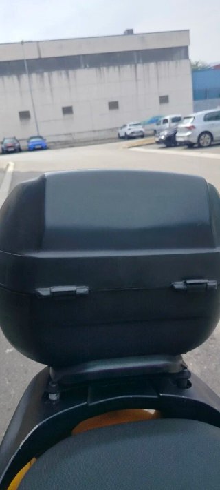 Baúl Moto 27L Negro Maxi Scooter