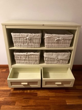Cómoda beige 2 cajones y 4 cestas mimbre blanco.