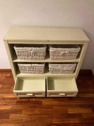 Cómoda beige 2 cajones y 4 cestas mimbre blanco.