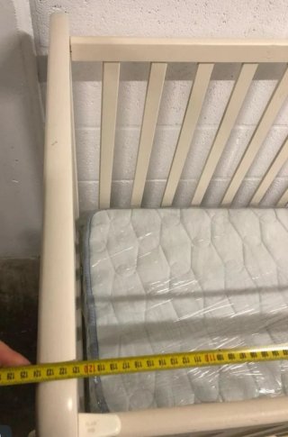 Cuna de bebé color crema con ruedas