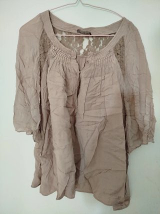 Blusa fluida romántica rosa maquillaje con encaje