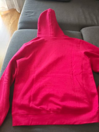 Sudadera fucsia con capucha y estampado