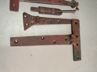 Bisagras antiguas de hierro forjado
