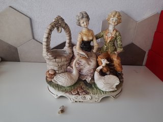 Statua coppia cigno pozzo ceramica