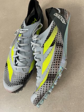Zapatillas Adidas Atletismo Gris y Amarillo