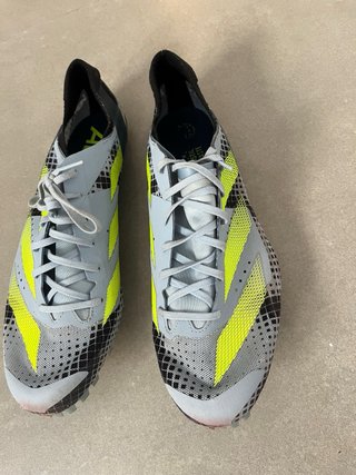 Zapatillas Adidas Atletismo Gris y Amarillo