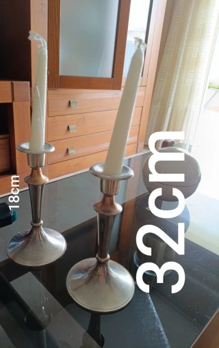 Candelabros metálicos dorados y plateados con vela