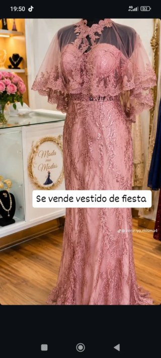 Vestido de fiesta rosa con encaje