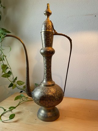 Jarra Dallah antigua de latón