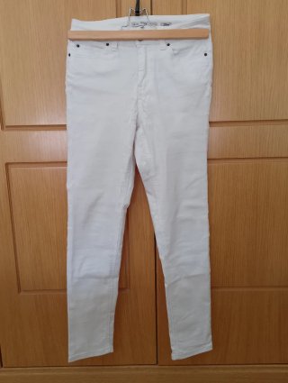 Pantalones blancos y negros para chica