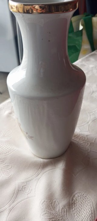 Jarrón de porcelana con flores y borde dorado