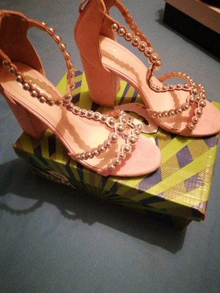 Sandalias rosas con adornos dorados