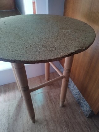 Mesa auxiliar redonda madera 5€