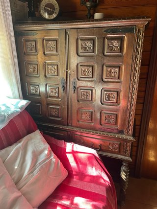 Armario de madera tallada