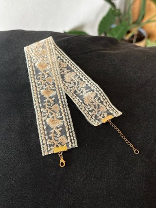 Choker dorado y beige con encaje floral
