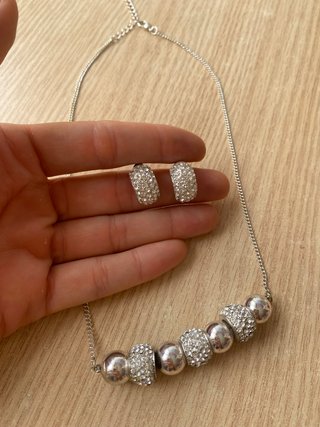 Conjunto collar y pendientes plateados