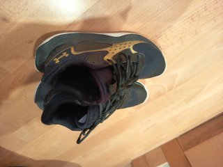 Zapatillas Under Armour basket negras y doradas