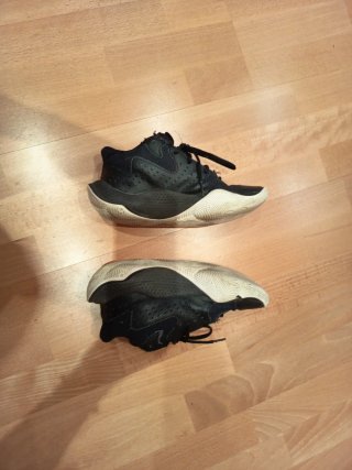 Zapatillas Under Armour basket negras y doradas