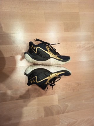 Zapatillas Under Armour basket negras y doradas