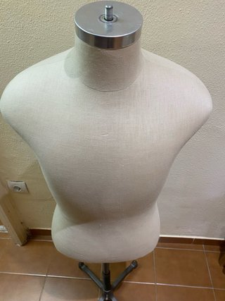 Maniquí de costura beige y plateado