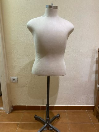 Maniquí de costura beige y plateado
