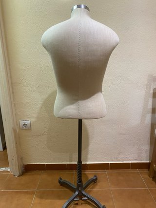 Maniquí de costura beige y plateado