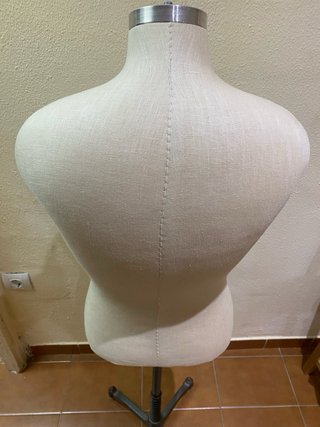 Maniquí de costura beige y plateado