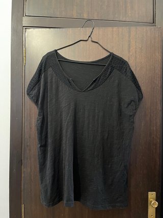 Camiseta negra con detalles de encaje Talla L
