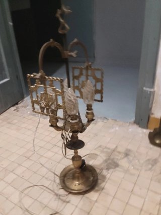 Lámpara de bronce antigua