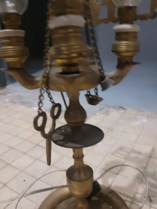 Lámpara de bronce antigua